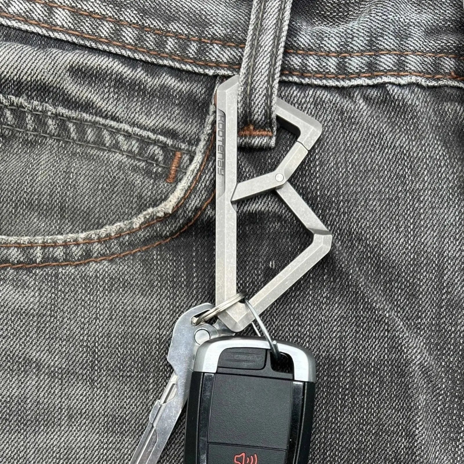 Kootenay Titanium Carabiner With Back Clip - Image 8
